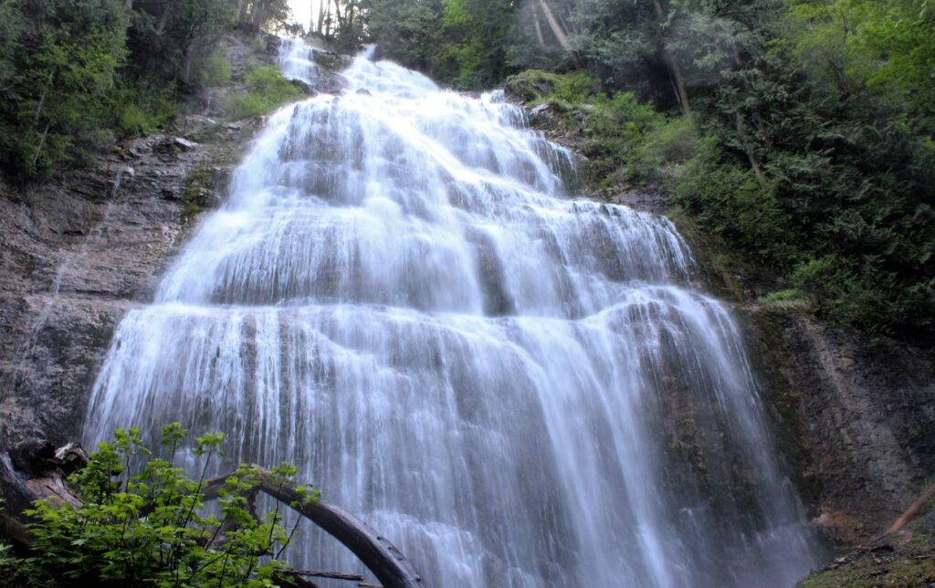 cascade du voile de la mariée vue du bas